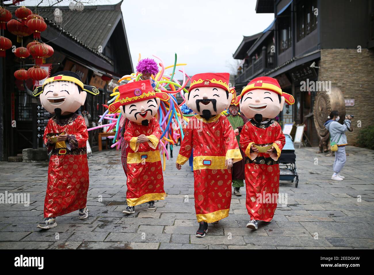 DANZHAI, CHINE - le 16 FÉVRIER 2021 - le dieu de la richesse envoie des bénédictions aux touristes de la ville de Wanda, dans le comté de Danzhai, dans la province de Guizhou, au sud-ouest de la Chine, le 16 février 2021. (Photo de Huang Xiaohai / Costfoto/Sipa USA) Banque D'Images