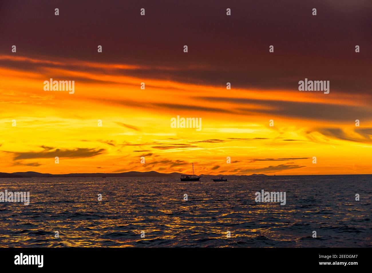 Ciel spectaculaire avec coucher de soleil sur la mer, paysage de la plage à Zadar, Dalmatie, Croatie, Europe Banque D'Images