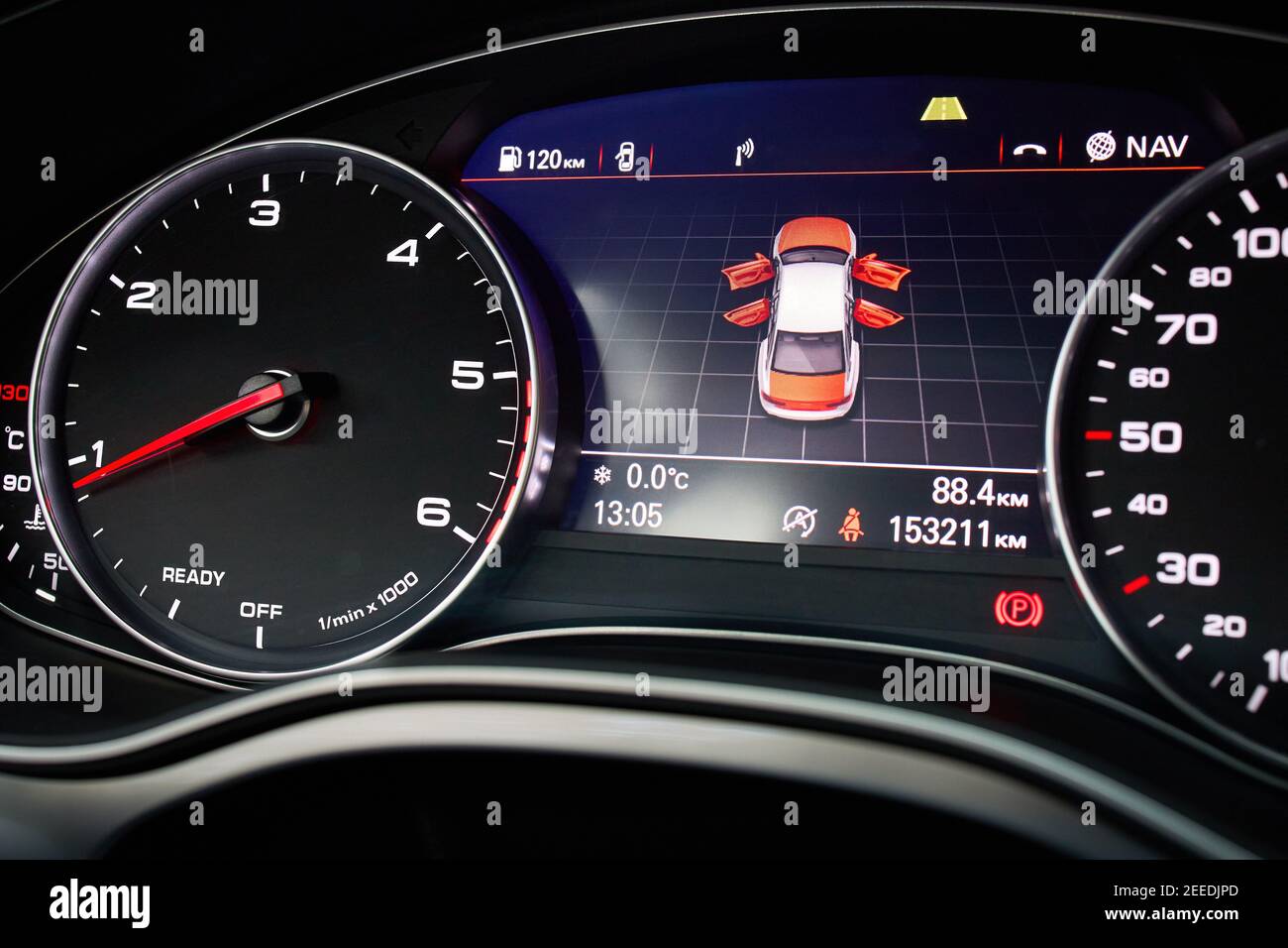 GRODNO, BÉLARUS - DÉCEMBRE 2019 : Audi A6 4G voiture moderne tableau de bord électronique affichage média alerte porte ouverte icône d'avertissement sur le véhicule, et radio fu Banque D'Images