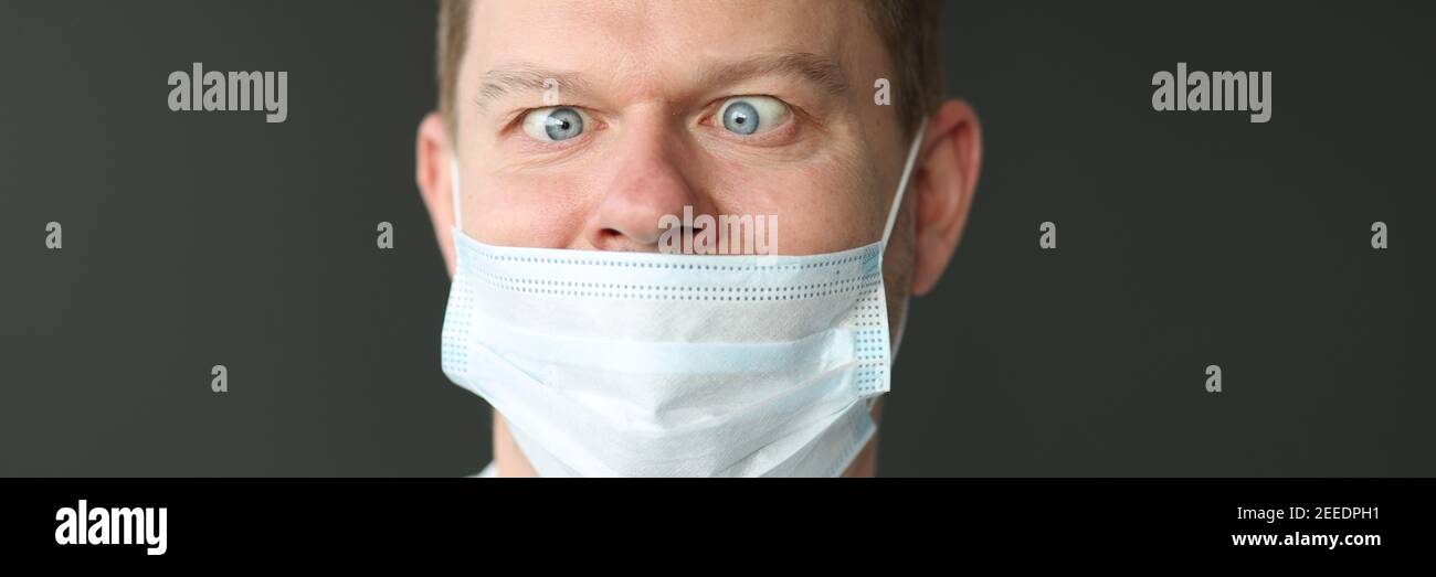 Homme avec un masque médical de protection mal porté. Banque D'Images