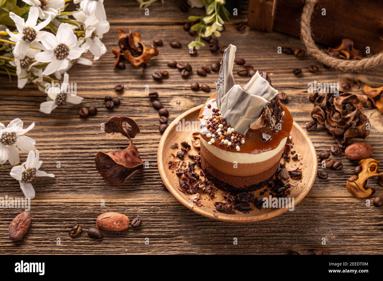 Quatre Couches De Chocolat Et De Cafe Mousee Mini Gateau Rond Avec Garniture Au Caramel Sale Photo Stock Alamy Quatre Couches De Chocolat Et De Cafe Mousee Mini Gateau Rond Avec Garniture Au Caramel Sale Photo Stock Alamy