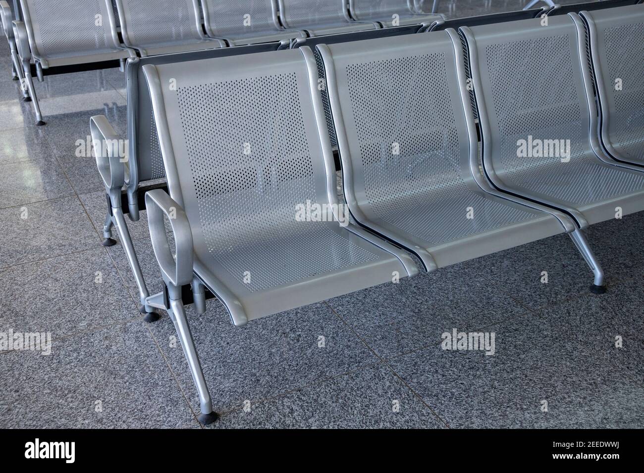 Rangée de chaises en métal pour les clients d'aéroport. Espace public moderne. Concept d'attente dans l'aéroport. Mobilier métallique perforé. Être inconfortable Banque D'Images