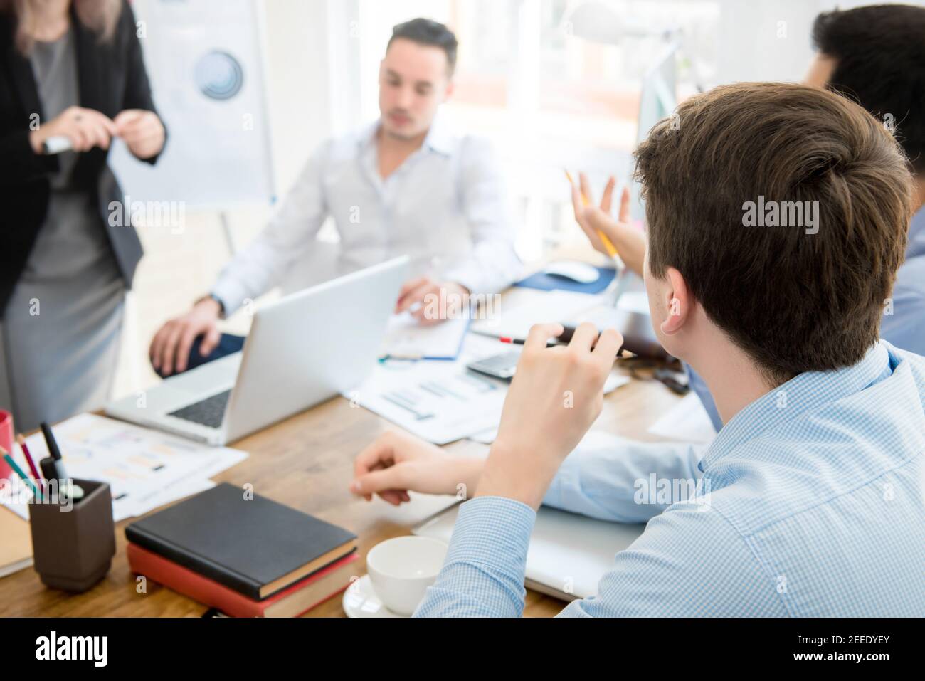 Groupe de gens d'affaires partageant et remue-méninges lors de réunions de vente au bureau Banque D'Images