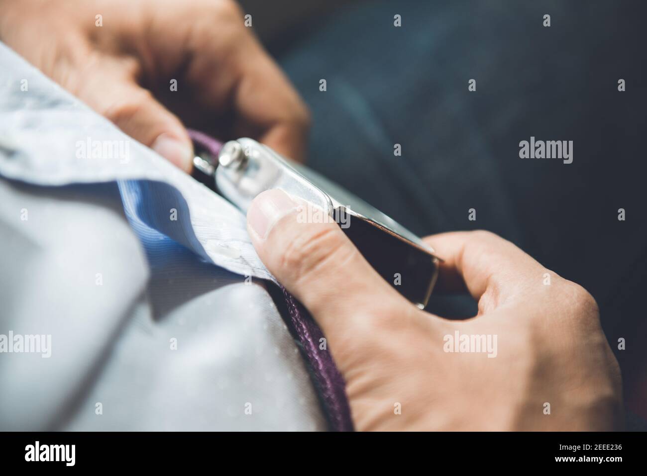 Homme passager boutant la ceinture de sécurité en étant assis dans l'avion pour un vol en toute sécurité Banque D'Images