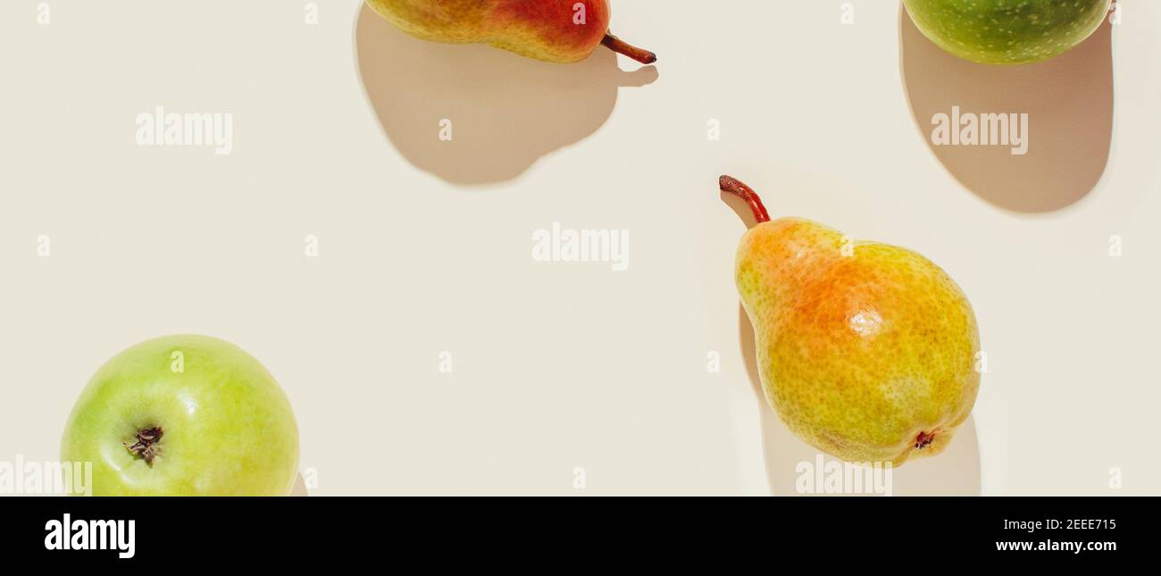 Motif de poires et de pommes au soleil. Composition moderne. Banque D'Images