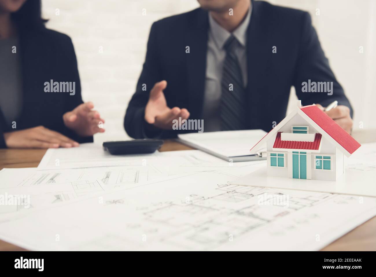 Agent immobilier consultant avec le client - évaluation immobilière et concept d'évaluation Banque D'Images