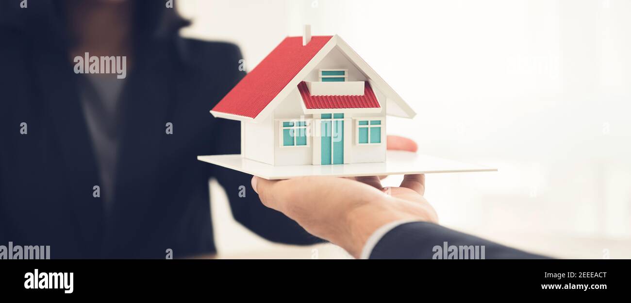 Agent immobilier ou architecte présentant le modèle de maison au client - bannière panoramique Banque D'Images