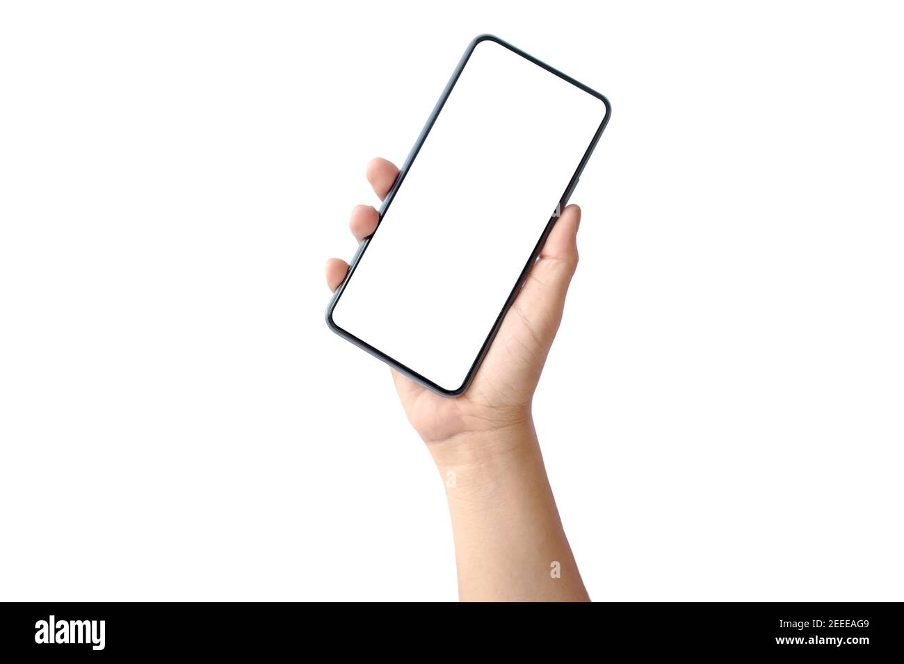 Main tenant un smartphone à écran vierge isolé sur fond blanc avec le chemin d'écrêtage. Banque D'Images
