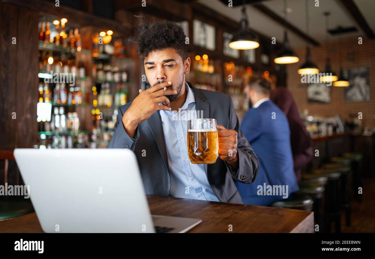 Les gens, la dépendance à l'alcool à la nicotine et les mauvaises habitudes concept. Banque D'Images