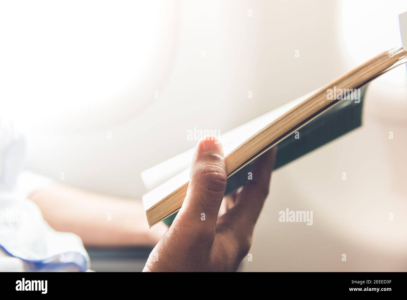 Un passager de sexe masculin tue le temps en lisant son livre pendant son voyage le plan Banque D'Images