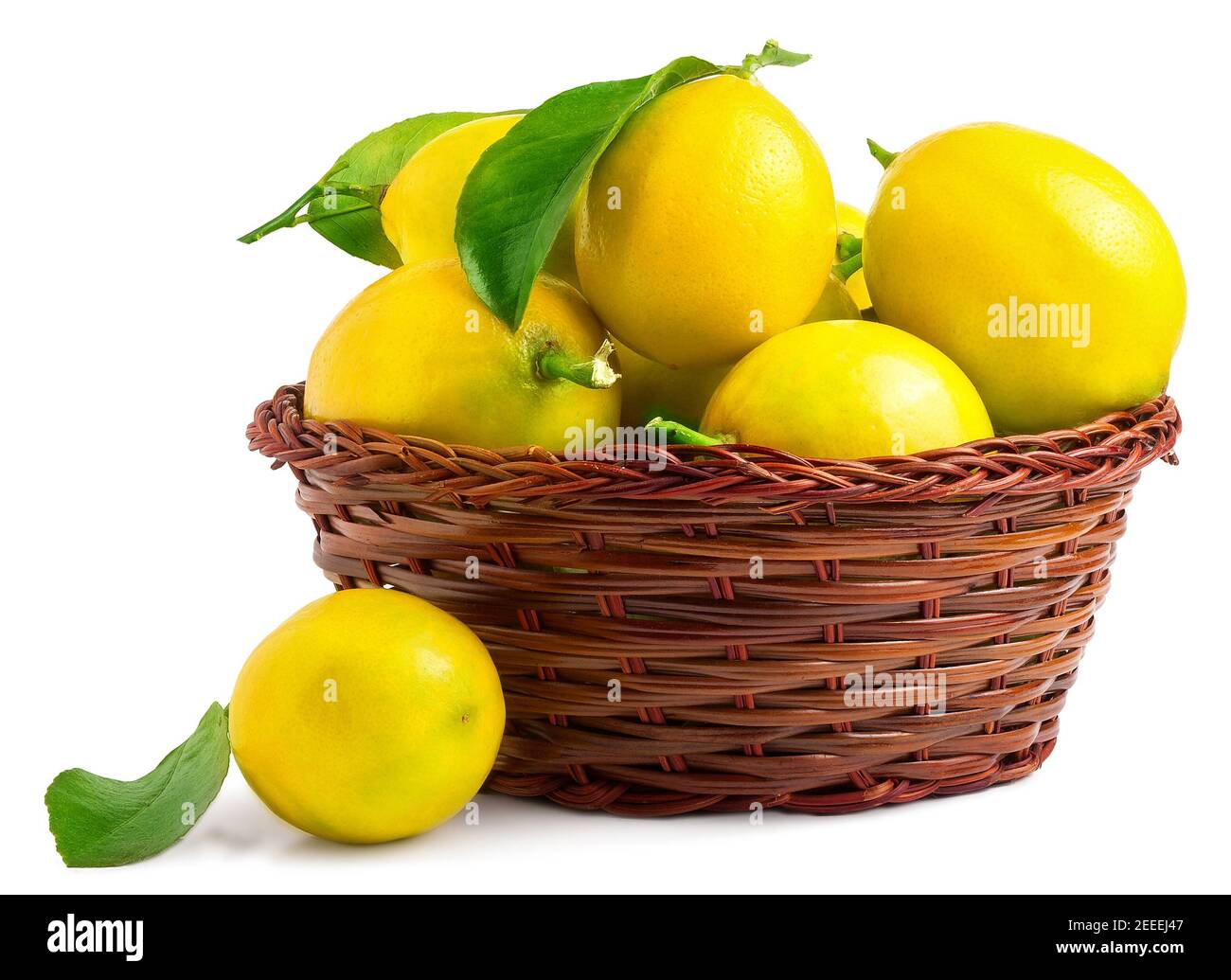 Citrons dans un panier isolé sur blanc Banque D'Images