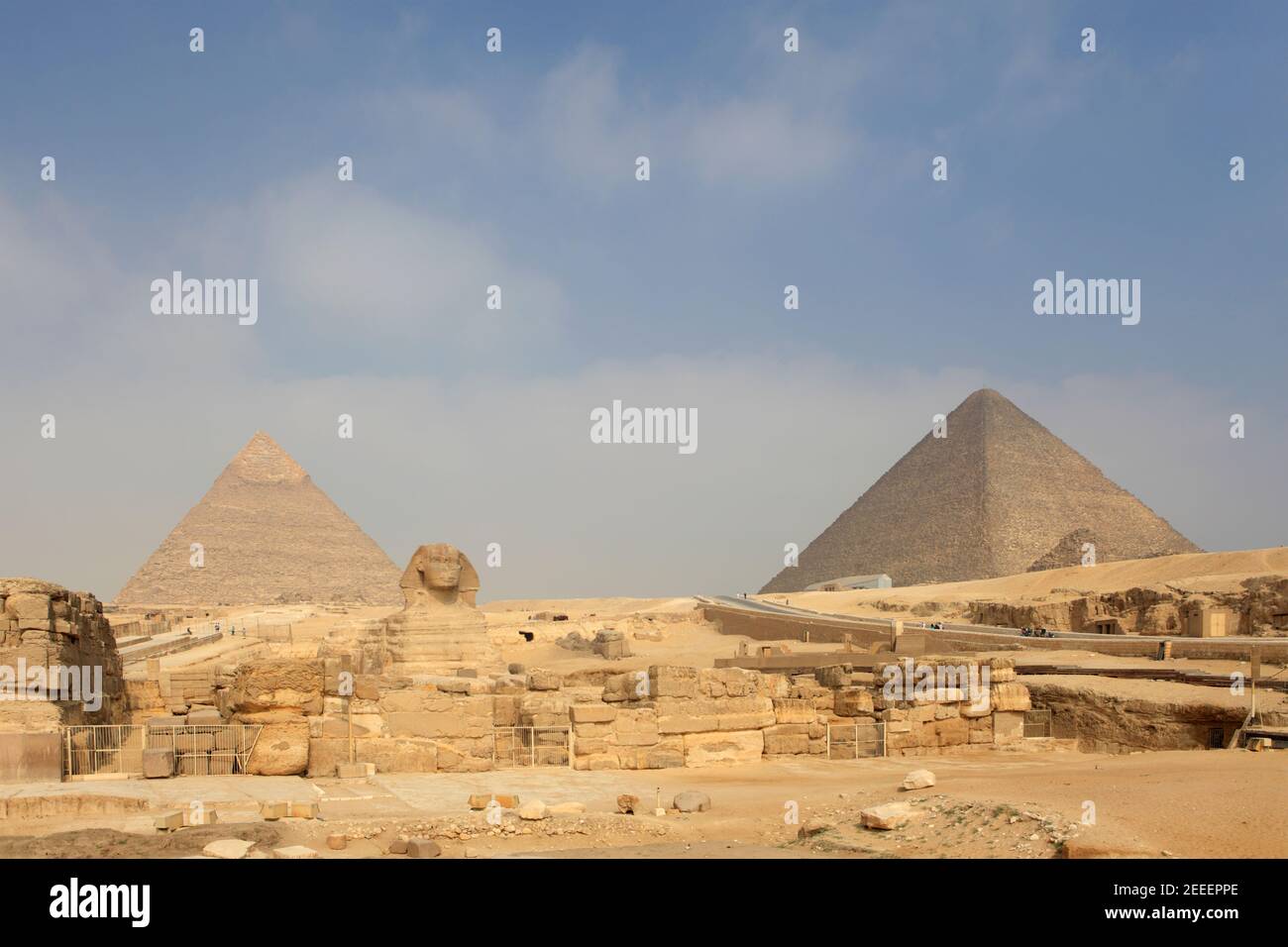 Le grand Sphinx de Gizeh contre la pyramide de Khafré, Egypte Banque D'Images