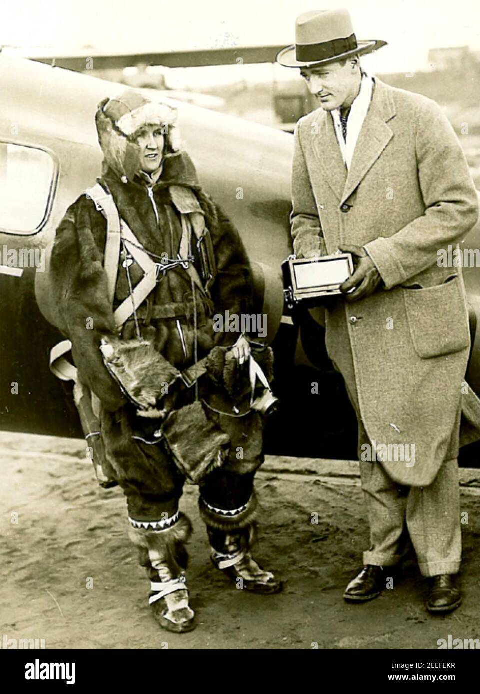RUTH NICHOLS (1901-1960) pionnière de l'aviation américaine le 14 février 1932, après avoir enregistré un nouveau record mondial d'altitude à Floyd Bennett Field, dans l'État de New York. Officielle à droite tient la boîte altimétrique de son Lockheed Vega. Banque D'Images