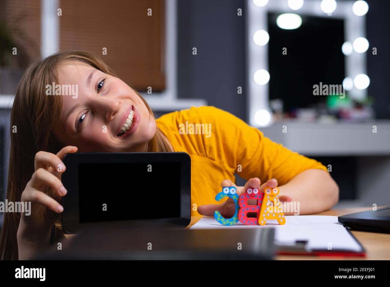 Application de formation en ligne. Caucasien jolie fille en utilisant l'application de smartphone pour étudier les langues étrangères, la navigation dans le modèle de téléphone mobile. Distance Banque D'Images