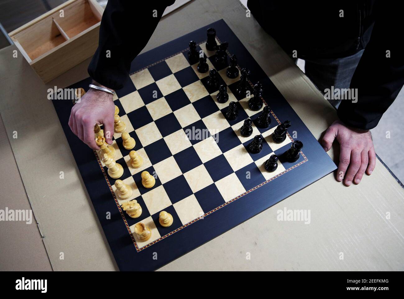 David Ferrer déplace une pièce d'échecs sur un échiquier à l'usine  Rechapados Ferrer dont les produits sont apparus dans la série Netflix 'The Queen's  Gambit', à la Garriga, au nord de Barcelone,