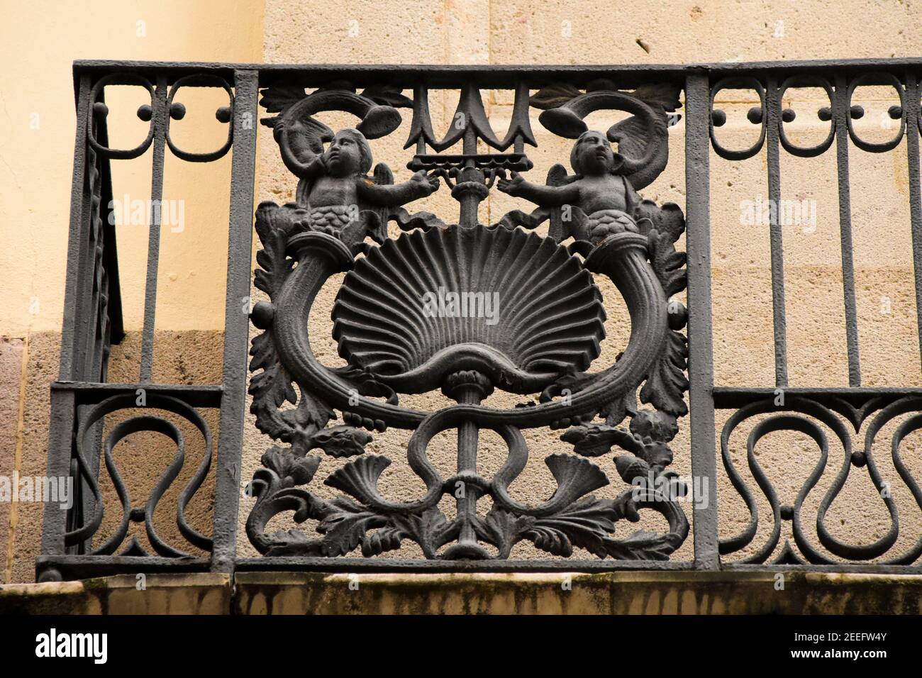 Balcon avec objets d'art en fer forgé. Barcelone, Catalogne, Espagne. Banque D'Images