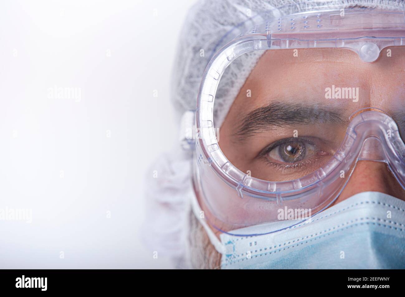 Une infirmière en gros plan portant un masque pendant la pandémie du coronavirus, des lunettes de sécurité et des gants. Espace pour le texte Banque D'Images