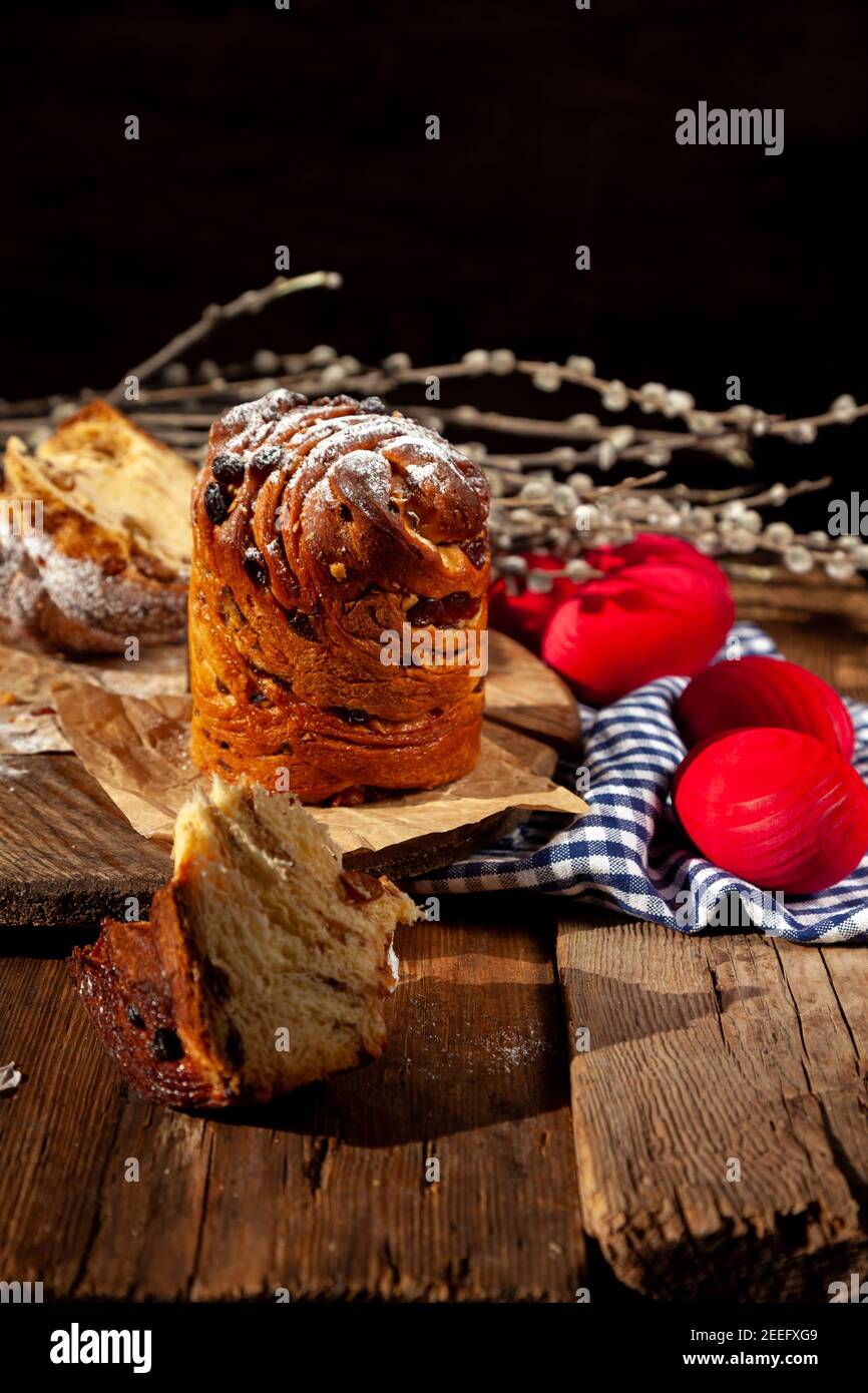 Gâteau de Pâques kraffin. Kraffins aux raisins secs, fruits confits et graines de pavot, saupoudrés de sucre en poudre. Gros plan sur un gâteau maison. Cruffin. Rouge Banque D'Images