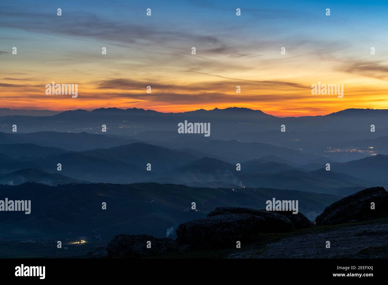 Magnifique coucher de soleil dans les montagnes de Malaga dans le sud de l'Espagne Banque D'Images