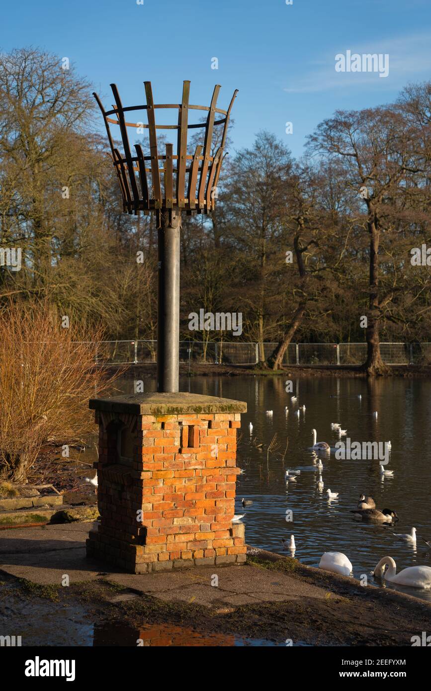 Boultham Park, Lincoln, à l'origine le parc pour le Boultham Hall, ouvert comme un parc public pour les gens de Lincoln, balise du parc, Beacon à côté du lac. Banque D'Images