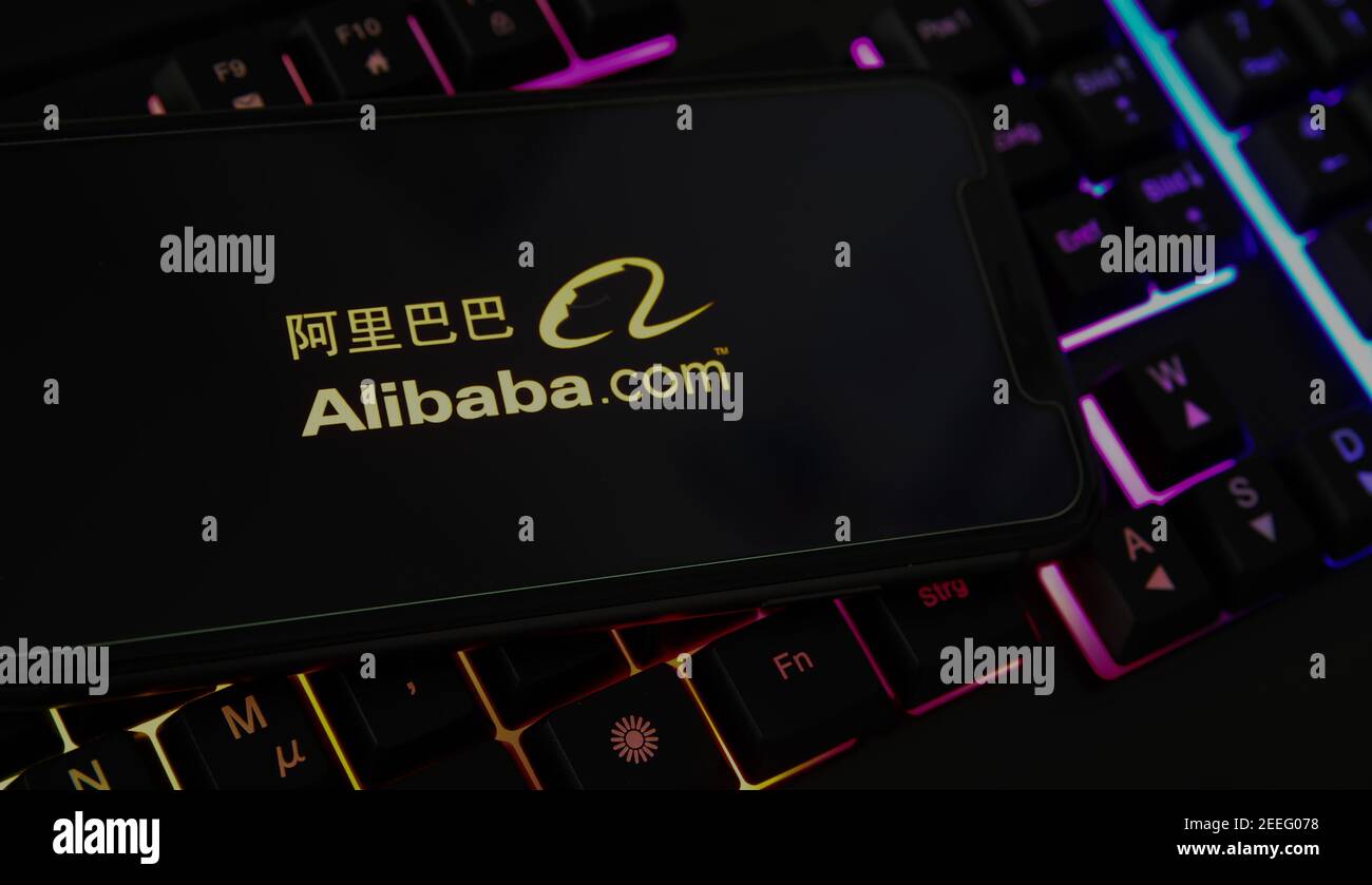 Viersen, Allemagne - février 9. 2021: Gros plan de l'écran de smartphone avec le logo du groupe alibaba sur un clavier d'ordinateur flou Banque D'Images