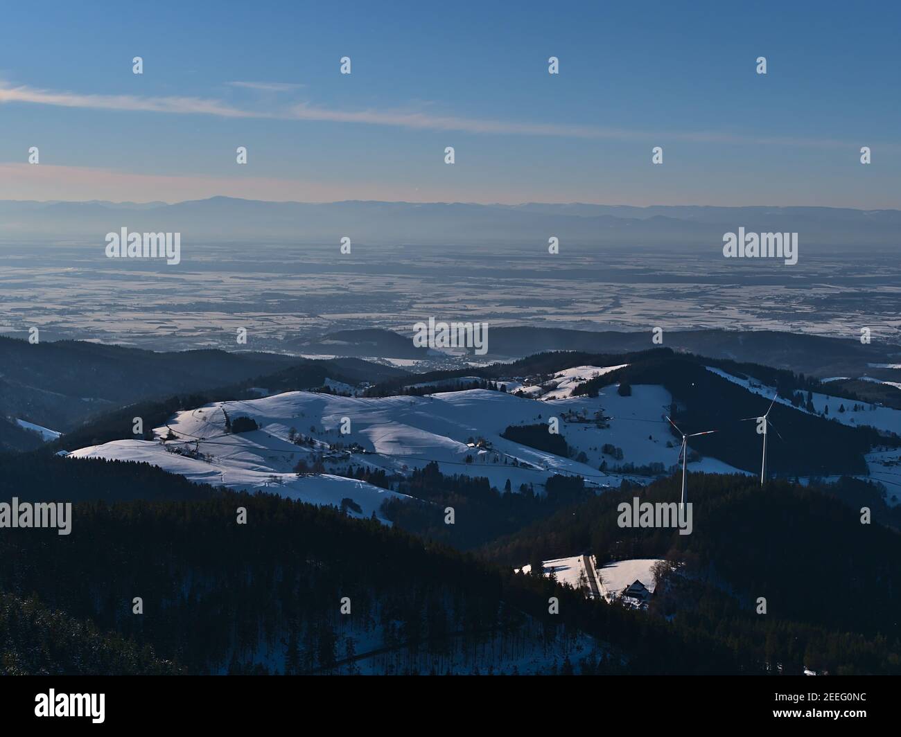 Belle vue aérienne des contreforts des collines de la Forêt Noire, de la vallée du Rhin et des montagnes des Vosges à l'horizon avec paysage enneigé en hiver. Banque D'Images