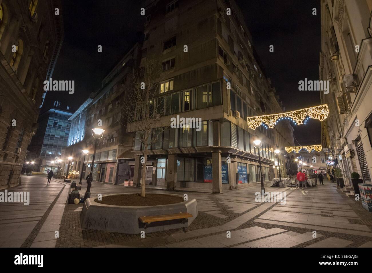 BELGRADE, SERBIE - 10 DÉCEMBRE 2020 : rue piétonne de Belgrade, illuminée de la décoration de Noël avec des boutiques fermées et des rues désertes dues Banque D'Images