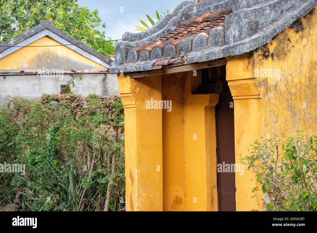 Ancienne porte jaune de la maison coloniale dans une ville du Vietnam. Hoi une visite et Voyage. Photo d'attraction touristique du Vietnam. Architecture historique de Hoian po Banque D'Images
