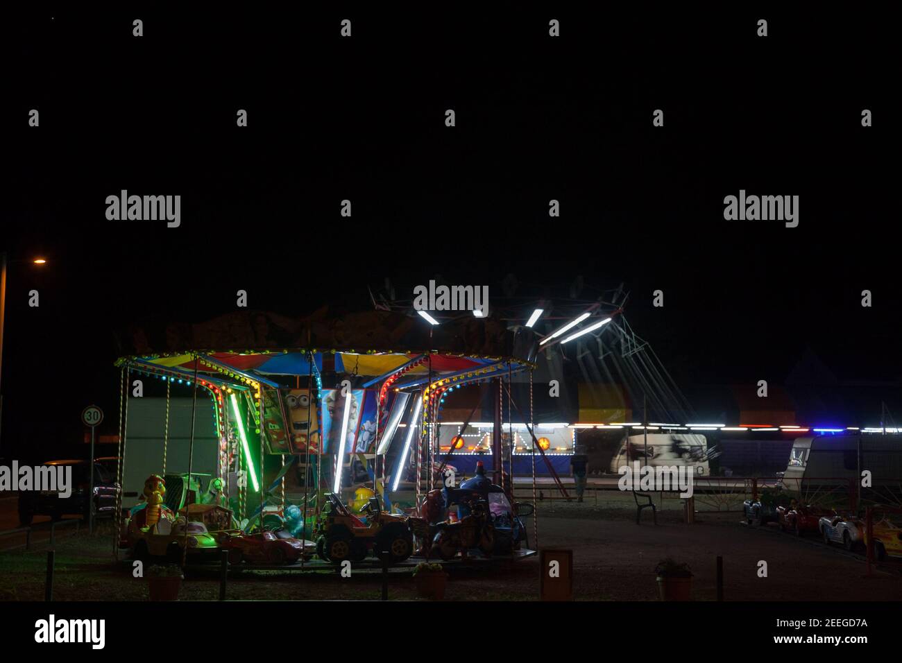 BELGRADE, SERBIE - 11 MAI 2018 : rond-point pour enfants vides, un joyeux rond-point avec des voitures, tournant avec un blurr de vitesse, vide, dans un carnaval vide à ni Banque D'Images