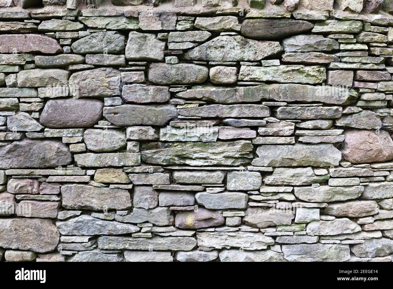 Les murs de pierre secs ou les murs de pierre de fond et la texture faite de ardoise naturelle ou pierre de forme régulière superposée maintenue en place sans mortier peut durer hun Banque D'Images