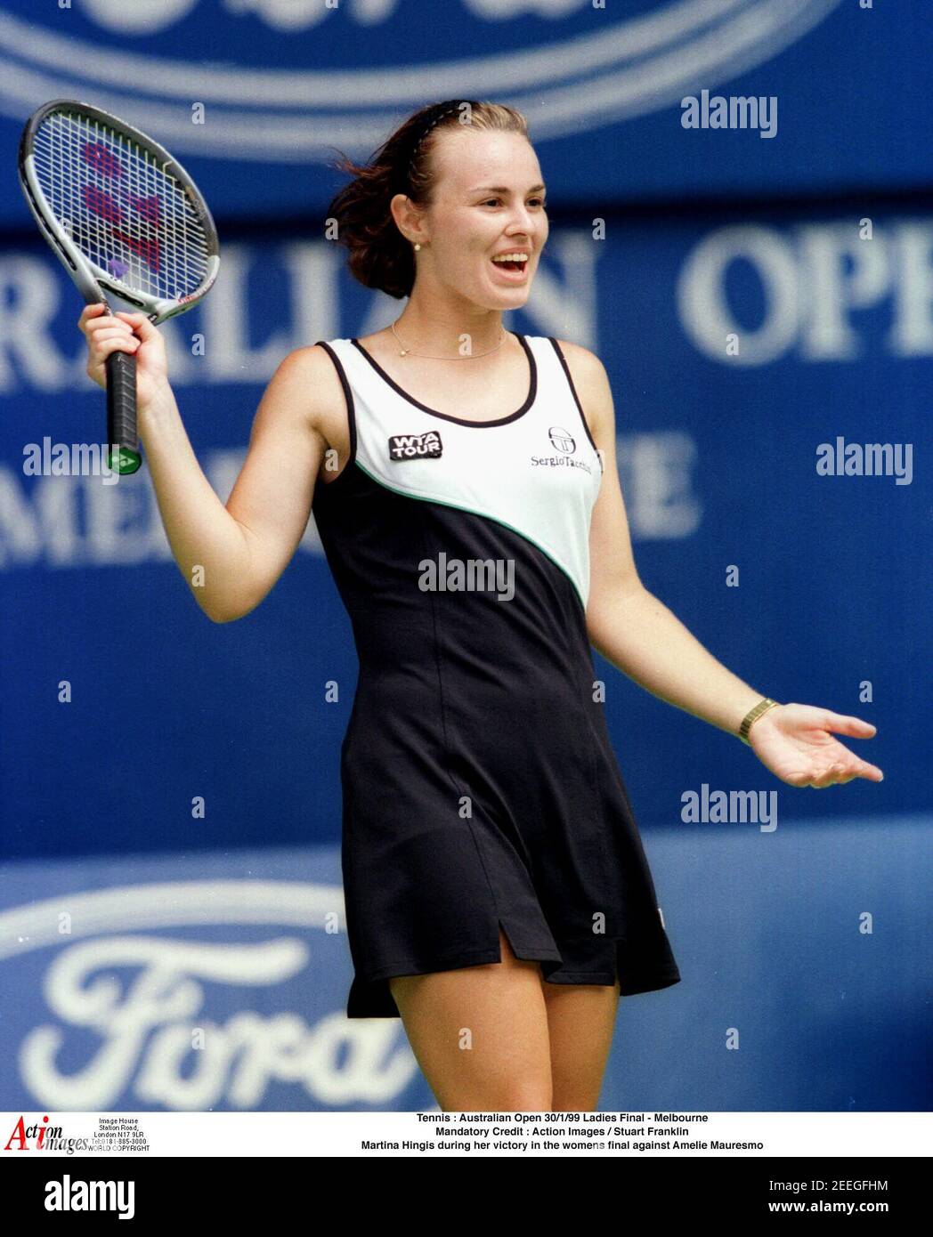 Tennis : Open d'Australie 30/1/99 Dames final - Melbourne crédit  obligatoire : Images d'action / Stuart Franklin Martina Hingis lors de sa  victoire dans la finale des femmes contre Amelie Mauresmo Photo Stock -  Alamy