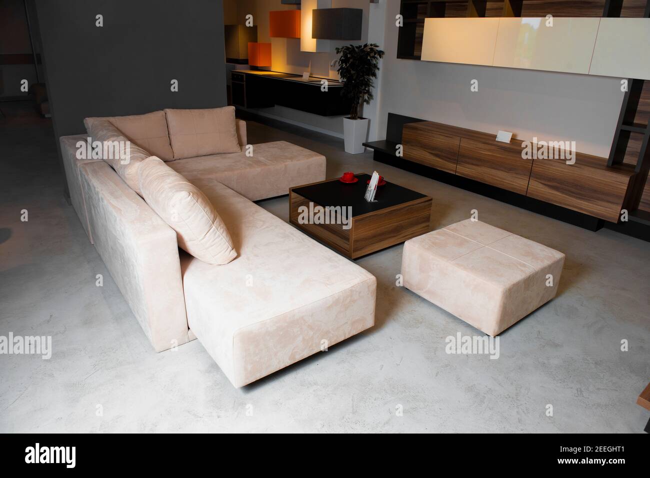 Salon cher, avec une table et un canapé Banque D'Images