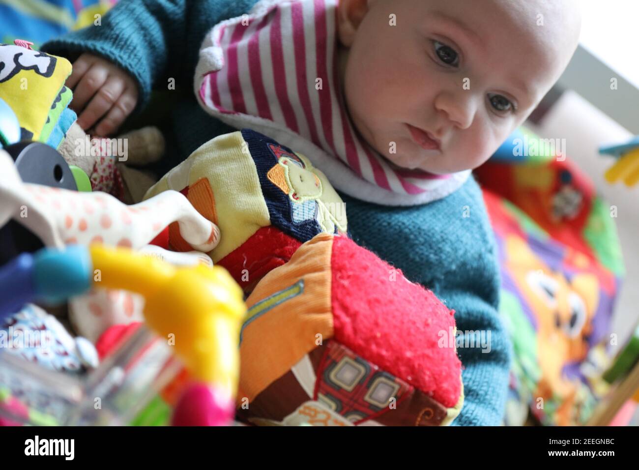Portrait de bébé garçon dans une chambre familiale avec beaucoup jouets autour Banque D'Images
