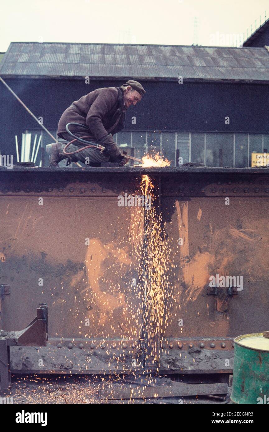 1977 Stocksbridge Sheffield - Homme utilisant une lance thermique à Couper les déchets de construction en acier d'un four en acier Stocksbridge Steel Works Stocksbridge Sheffield Angleterre GB Royaume-Uni Europe Banque D'Images