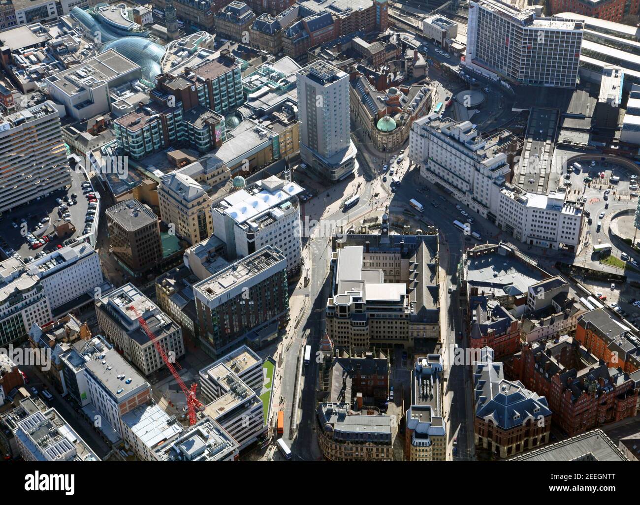 Vue aérienne de City Square, Leeds depuis le nord-ouest en descendant la rue Infirmary et la rue Québec vers la gare Banque D'Images