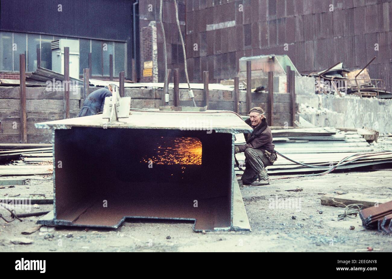 1977 Stocksbridge Sheffield - Homme utilisant une lance thermique à Couper les déchets de construction en acier d'un four en acier Stocksbridge Steel Works Stocksbridge Sheffield Angleterre GB Royaume-Uni Europe Banque D'Images