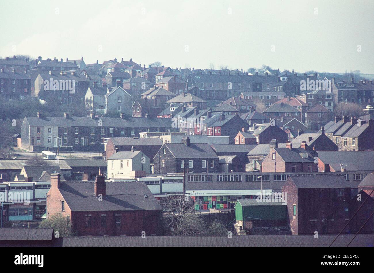 1977 Stocksbridge Sheffield - maisons mitoyennes, mitoyennes et mitoyennes derrière les rangées de magasins et le supermarché Liptons sur les bâtiments Parade Manchester Road Stocksbridge. Stocksbridge Sheffield South Yorkshire Angleterre GB Royaume-Uni Europe Banque D'Images