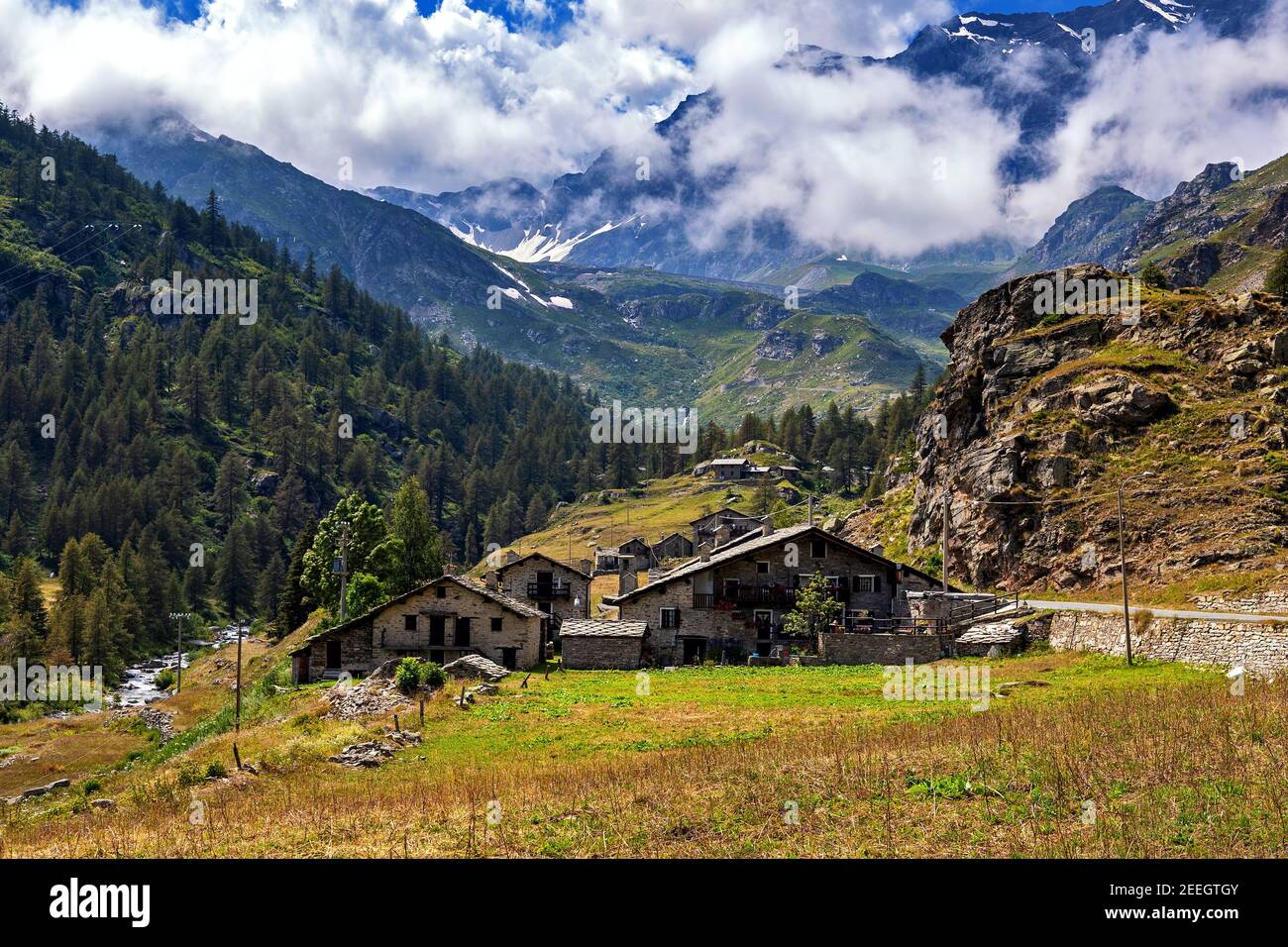 Petit village alpin dans la vallée parmi les montagnes du Piémont, dans le nord de l'Italie. Banque D'Images