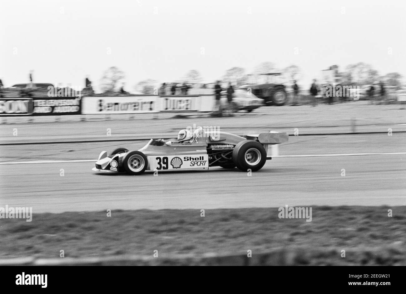 Course de voiture 39 dans la course Shell Sport 5000 à Silverstone 12/04/75 Banque D'Images Course de voiture 39 dans la course Shell Sport 5000 à Silverstone 12/04/75 Banque D'Images