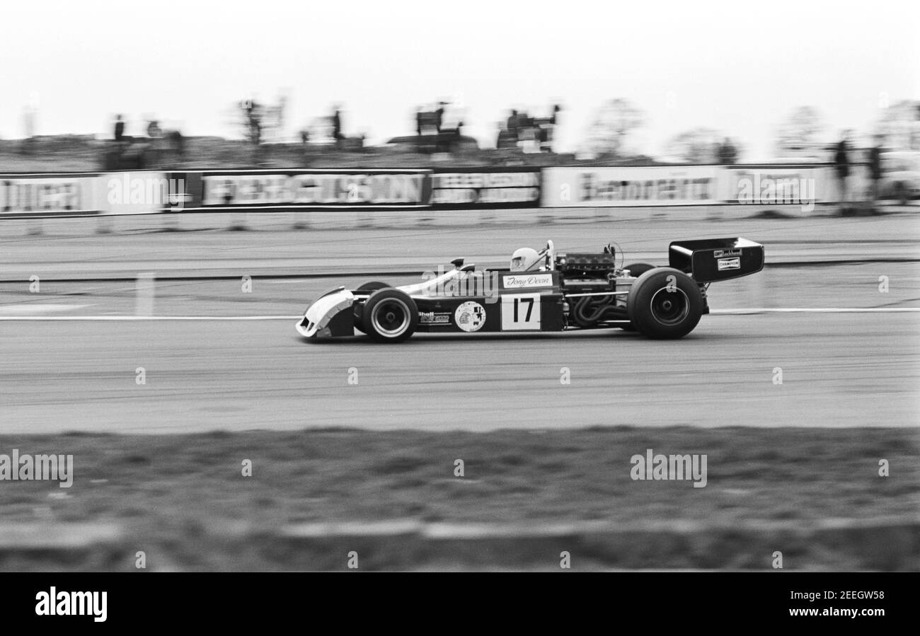 Tony Dean 17 dans le Shell Sport 5000 Course à Silverstone 12/04/75 Banque D'Images Tony Dean 17 dans le Shell Sport 5000 Course à Silverstone 12/04/75 Banque D'Images