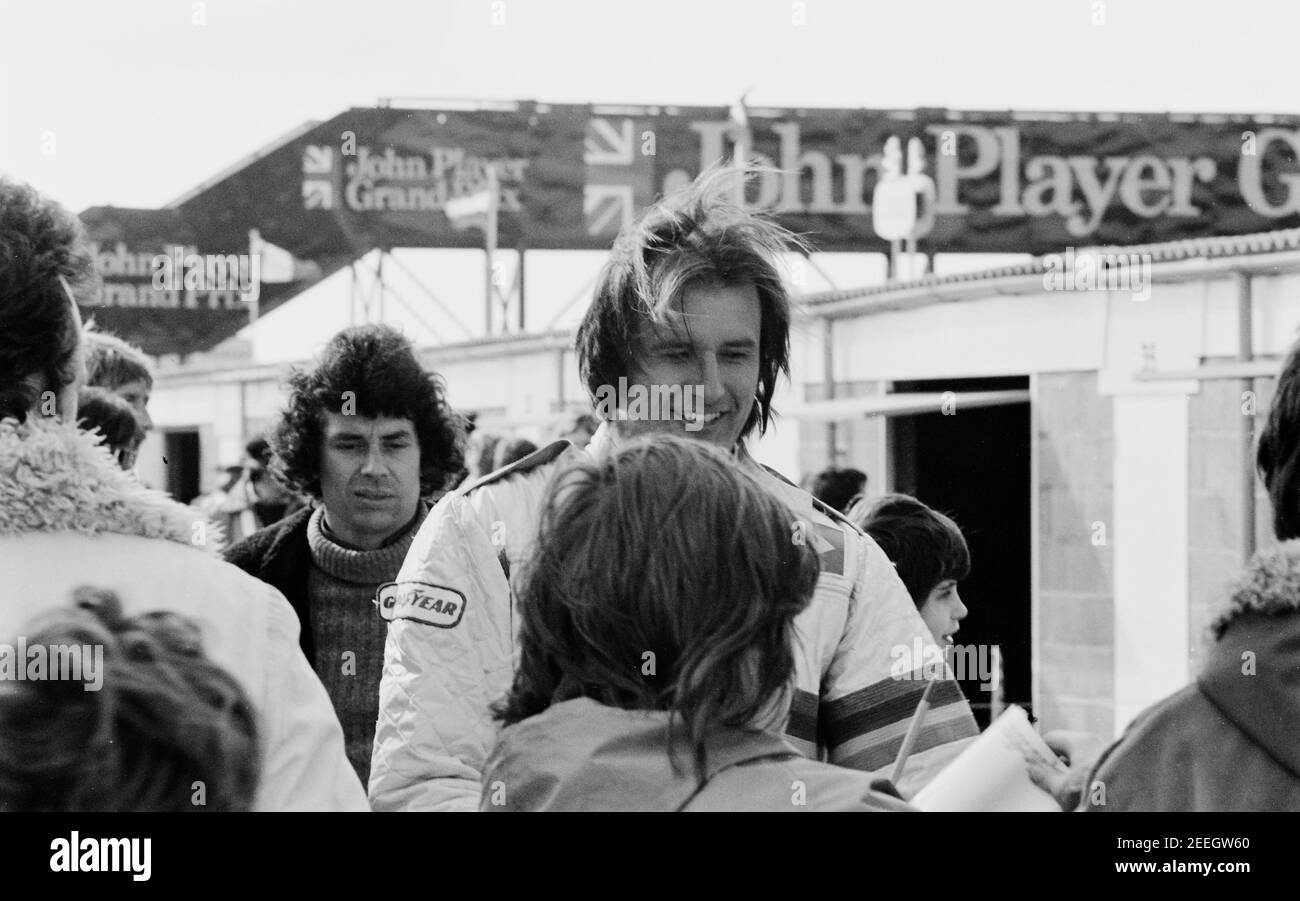 Pilote de course signant des autographes au circuit de course Silverstone 12/04/75 Banque D'Images Pilote de course signant des autographes au circuit de course Silverstone 12/04/75 Banque D'Images
