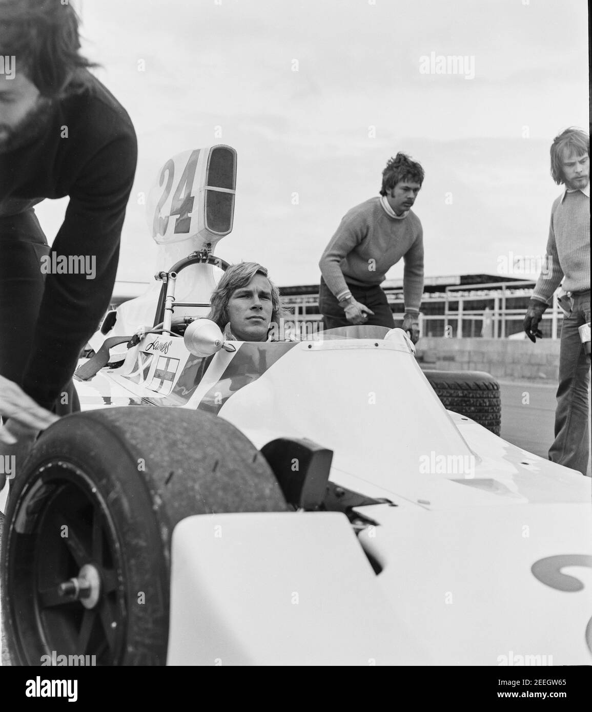James Hunt, pilote de F1, assis en voiture pour s'entraîner à Circuit Silverstone 12/04/1975 Banque D'Images James Hunt, pilote de F1, assis en voiture pour s'entraîner à Circuit Silverstone 12/04/1975 Banque D'Images