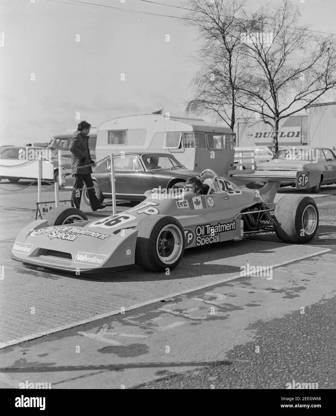 Voiture 36 au circuit de course Silverstone 12/04/75 Banque D'Images Voiture 36 au circuit de course Silverstone 12/04/75 Banque D'Images