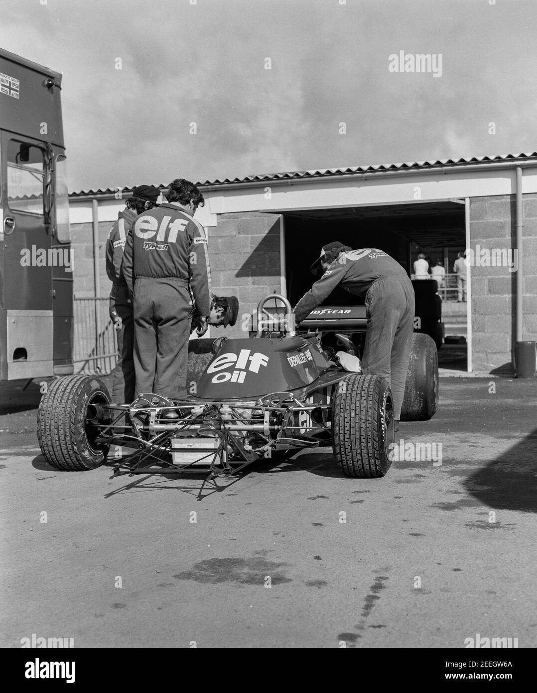 La voiture de course Elf Depailler est en cours de travail par des mécaniciens à l'extérieur du garage à Silverstone, 1975 Banque D'Images La voiture de course Elf Depailler est en cours de travail par des mécaniciens à l'extérieur du garage à Silverstone, 1975 Banque D'Images