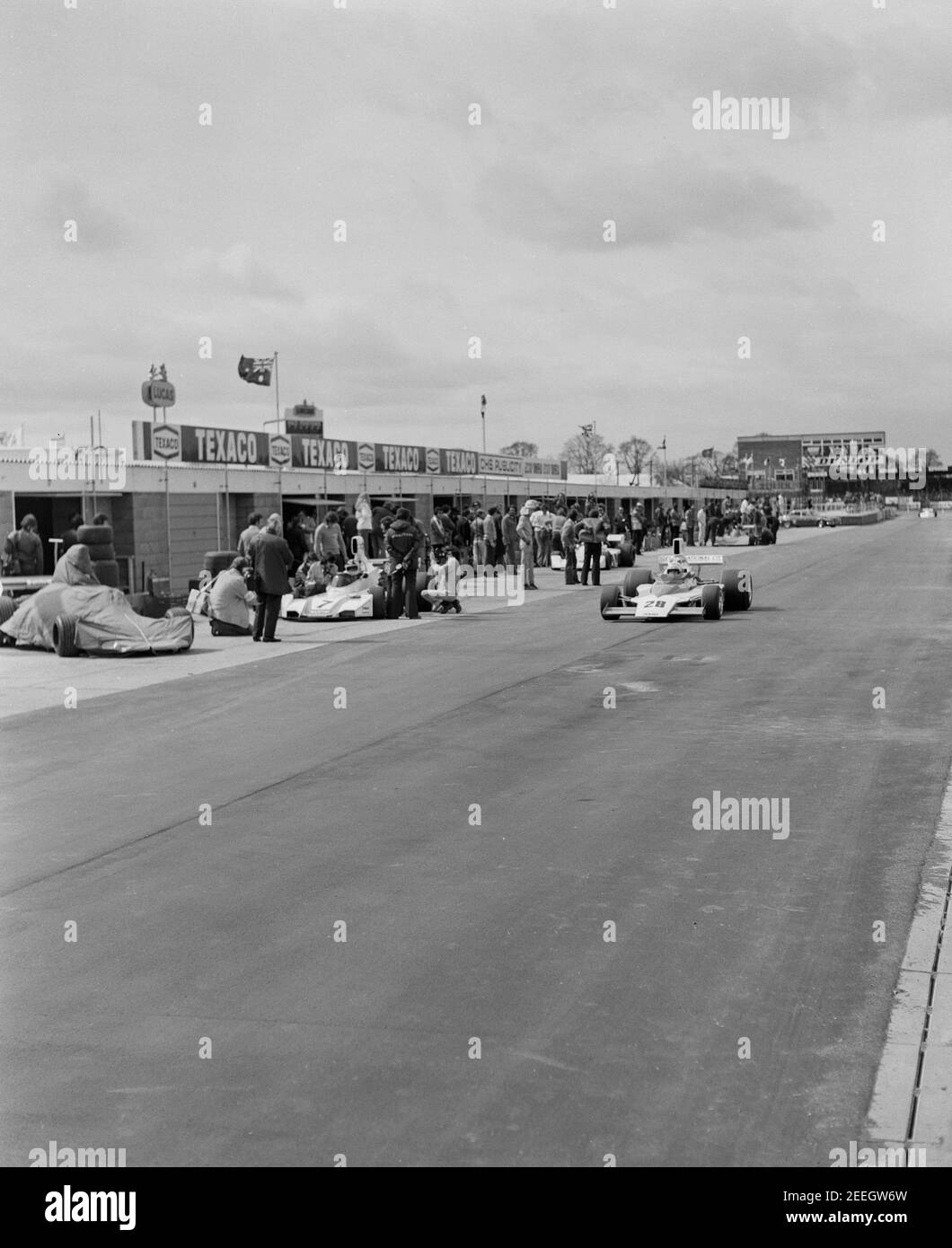 Pit Lane au circuit de course de Silverstone 12/04/75 Banque D'Images Pit Lane au circuit de course de Silverstone 12/04/75 Banque D'Images