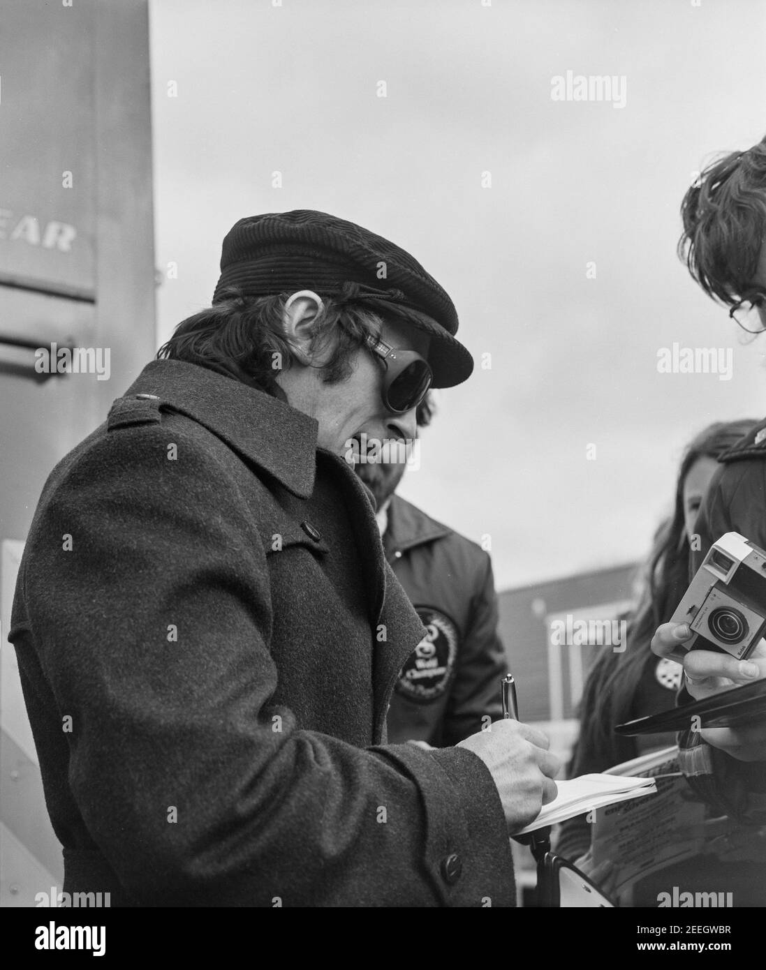 Jackie Stewart, pilote de F1, signe des autographes à Silverstone jour 1975 12/04/75 Banque D'Images Jackie Stewart, pilote de F1, signe des autographes à Silverstone jour 1975 12/04/75 Banque D'Images
