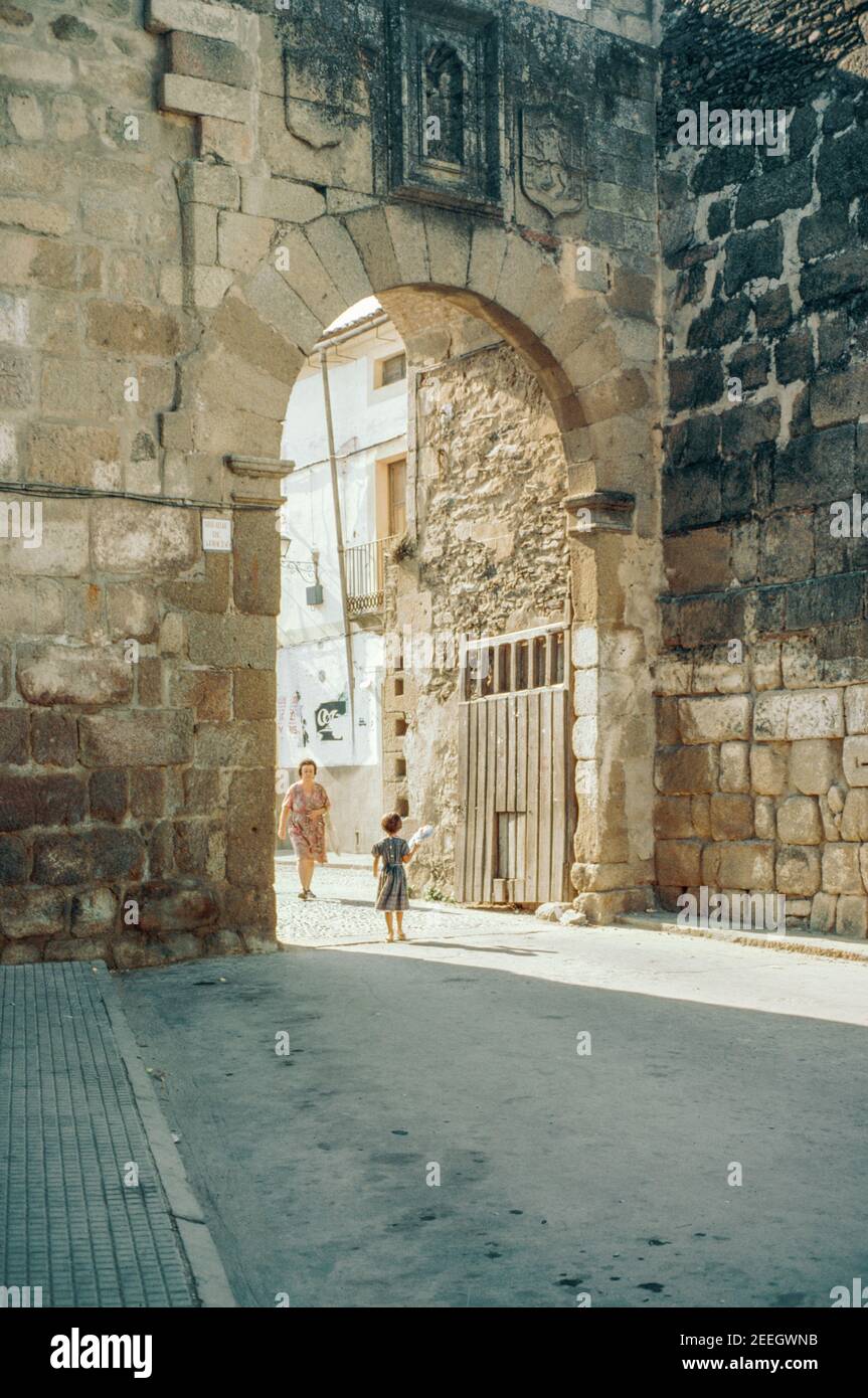 Vestiges romains dans la ville espagnole de Coria. Porte romaine et murs de la ville. Numérisation d'archivage à partir d'une lame. Octobre 1980. Banque D'Images