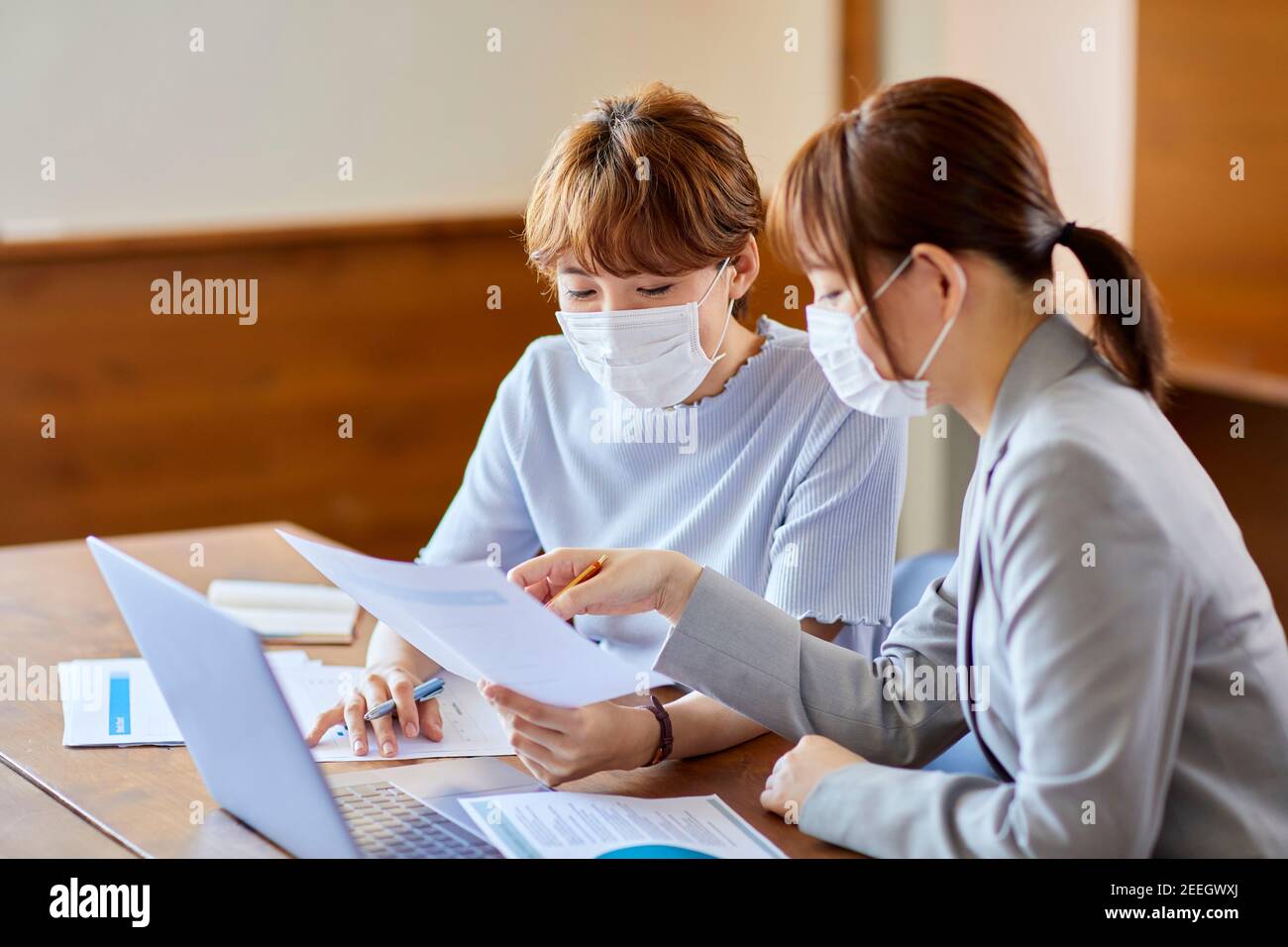 Jeunes femmes japonaises travaillant Banque D'Images