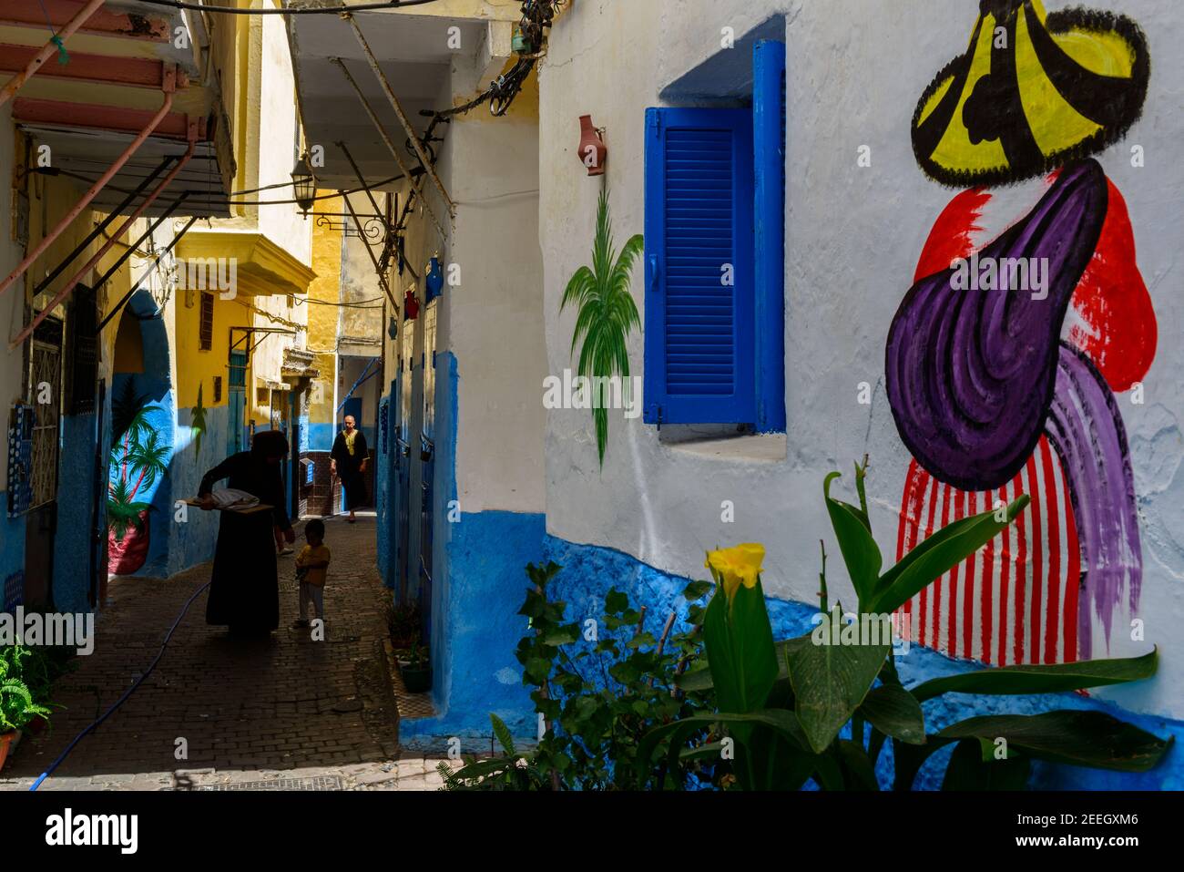Une des ruelles étroites avec d'adorables peintures sur les murs de la médina de Tanger, au Maroc. Banque D'Images