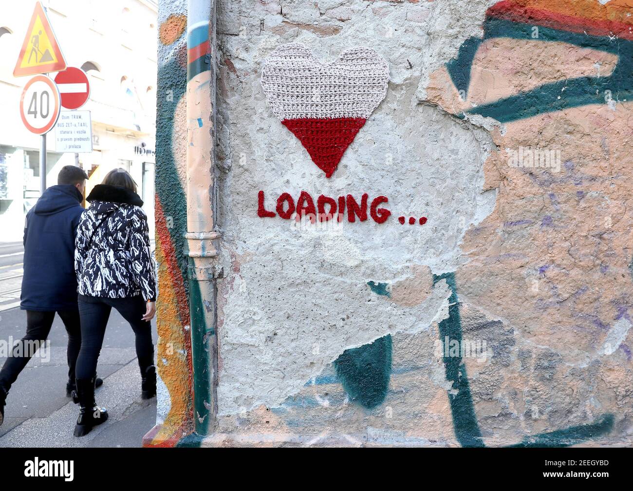 Zargreb, Croatie, 16/02/2021, UN coeur en laine est vu sur le mur d'un bâtiment endommagé par un tremblement de terre à Zagreb, Croatie, le 15 février 2021. (Patrik Macek/Pixsell via Xinhua) Banque D'Images